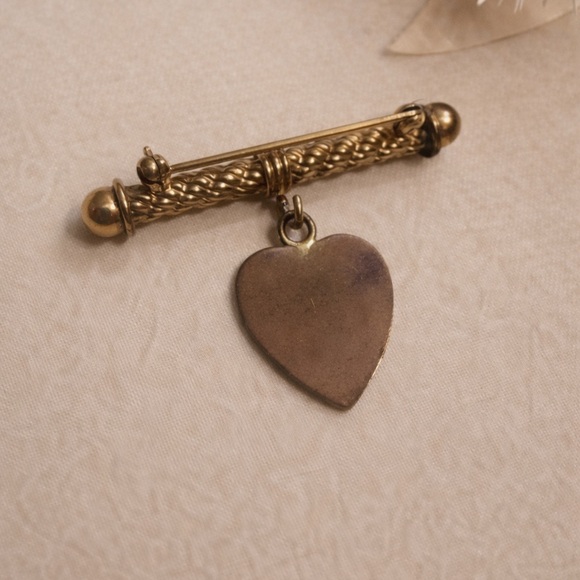 Vintage 1940s Sweetheart Bar Brooch Dangling Heart Charm Gold Tone Pin - Picture 3 of 3